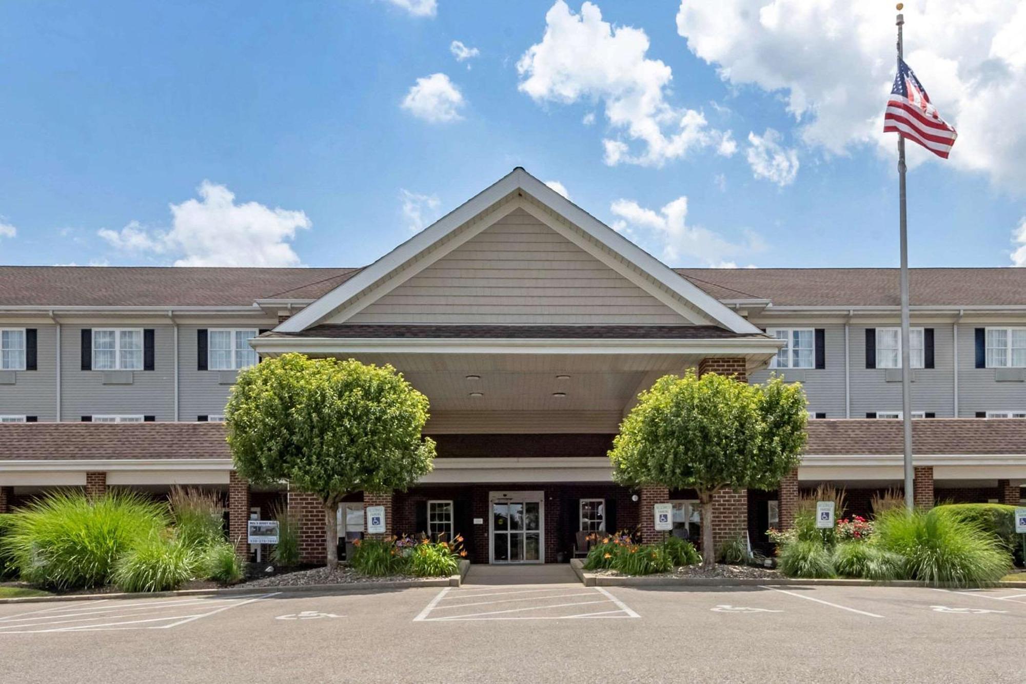 Comfort Suites Hotel And Conference Center Berlin Exterior photo